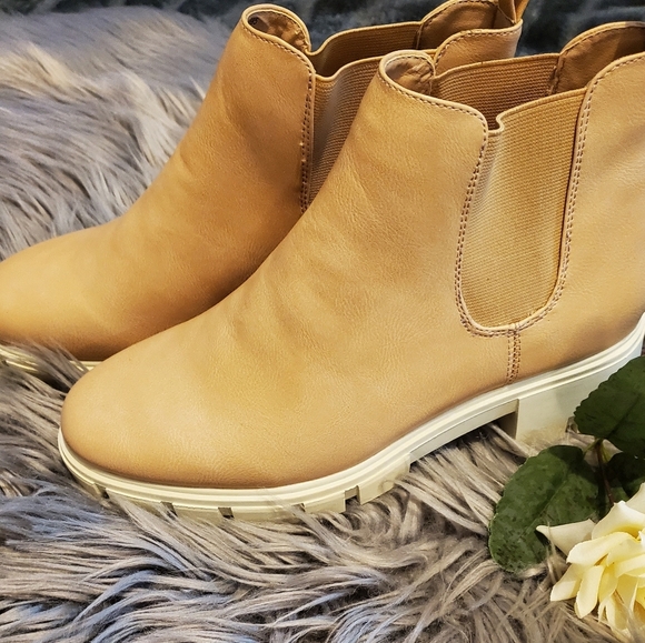 Journee Collection Womens Rorke Booties-Block Heel- Nude Size 8.5- - Picture 2 of 4